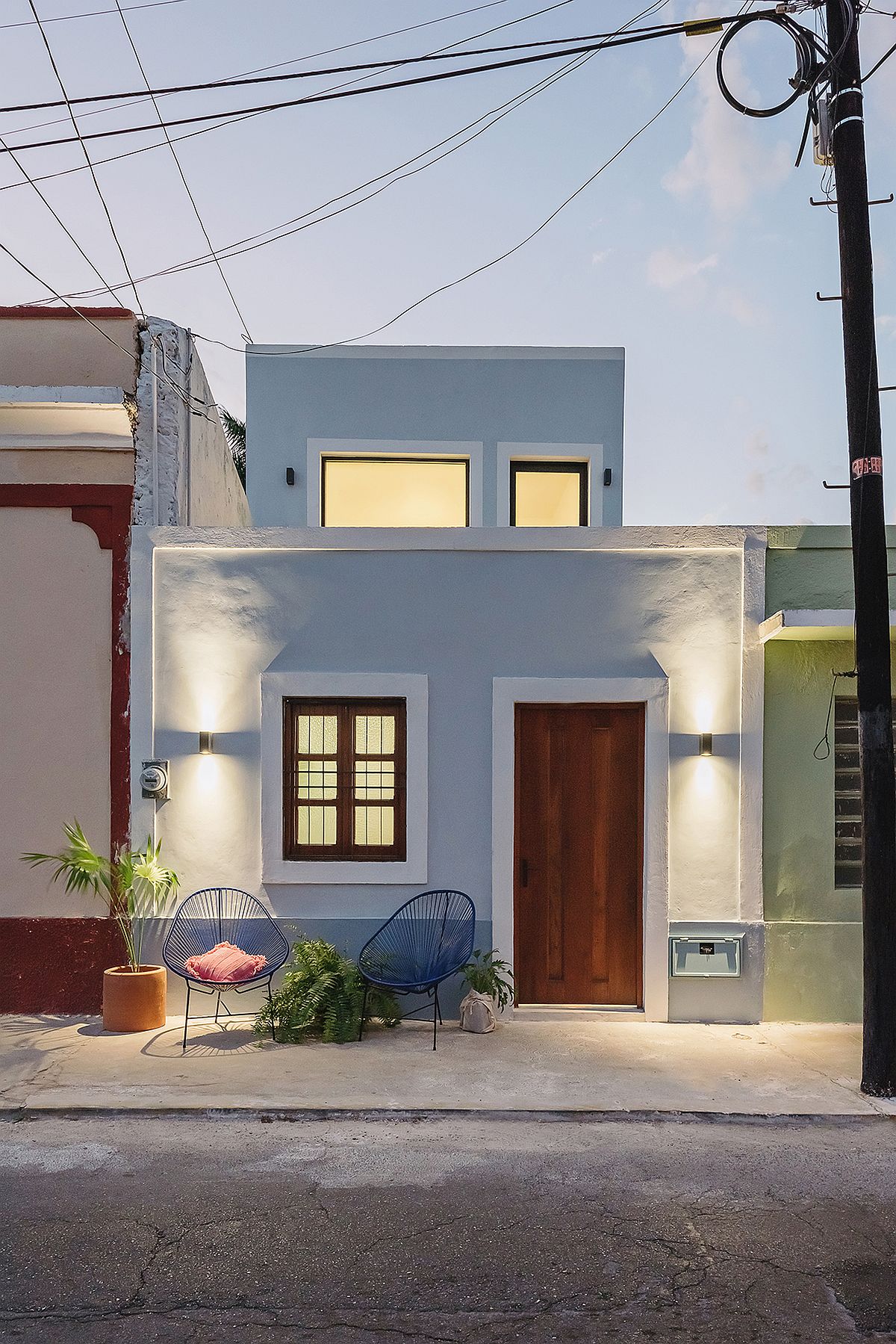 Street-facade-of-narrow-Casa-Picasso-in-Mexico