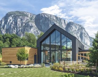 Sea and Sky Discovery Centre: Imposing Gable Roof and Spectacular Scenery