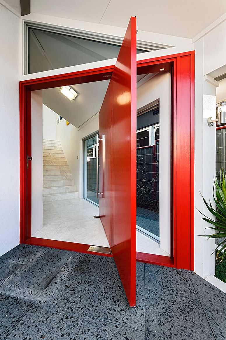 Swiveling-front-door-in-red-makes-a-big-first-impression