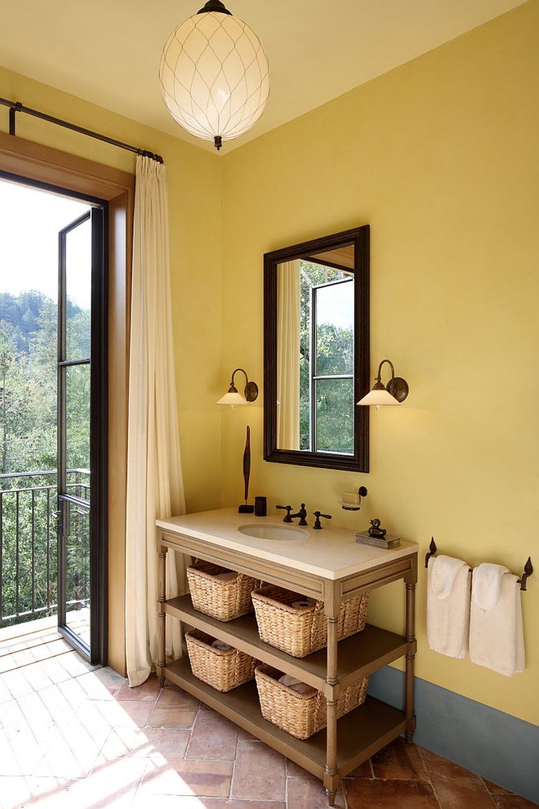 Textured-walls-in-lighter-shades-of-yellow-are-perfect-for-the-Mediterranean-style-bathroom