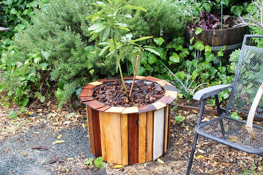 Turning an old drum and wood pieces into a smart planter