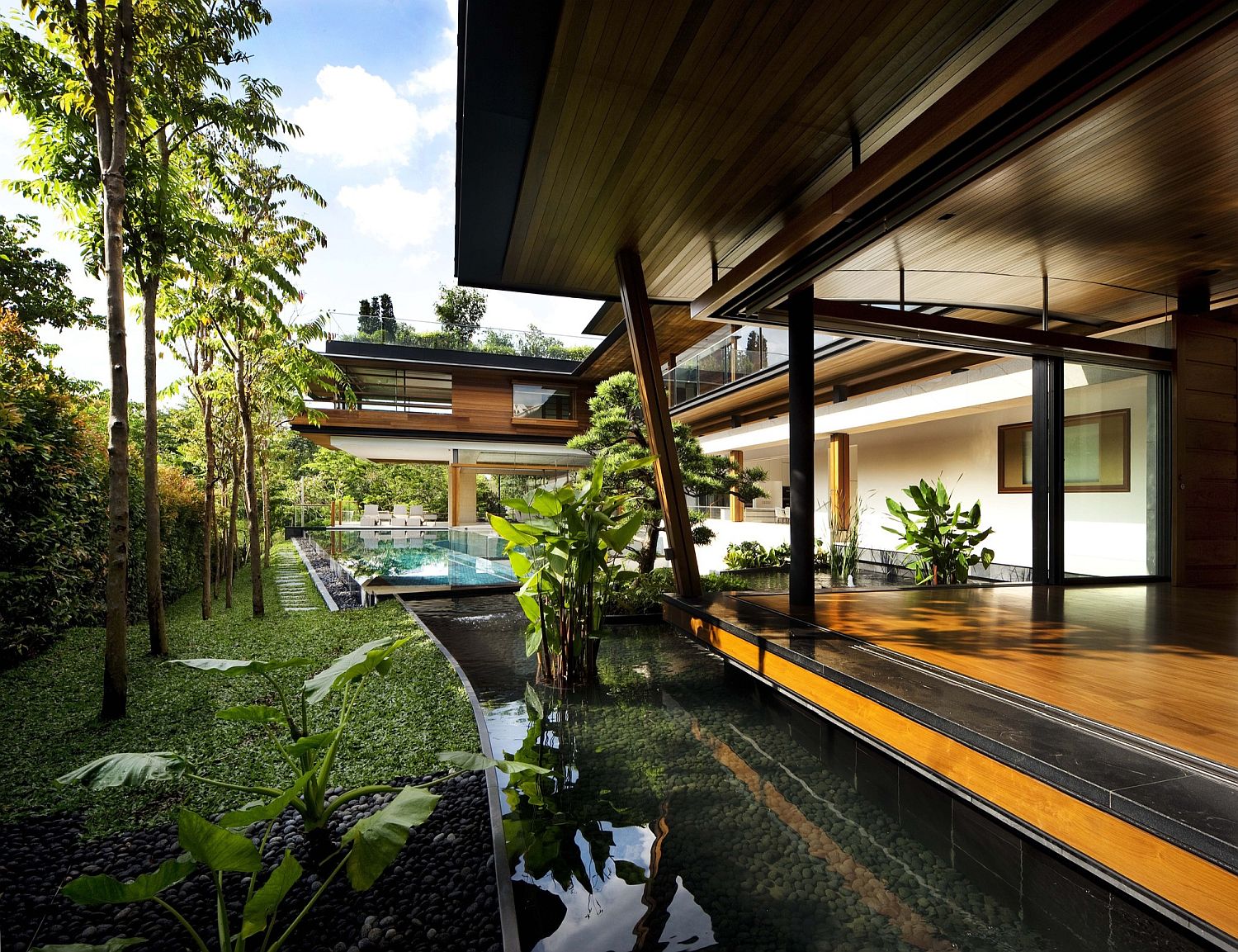 Water-and-greenery-around-the-house-turns-it-into-a-awesome-oasis