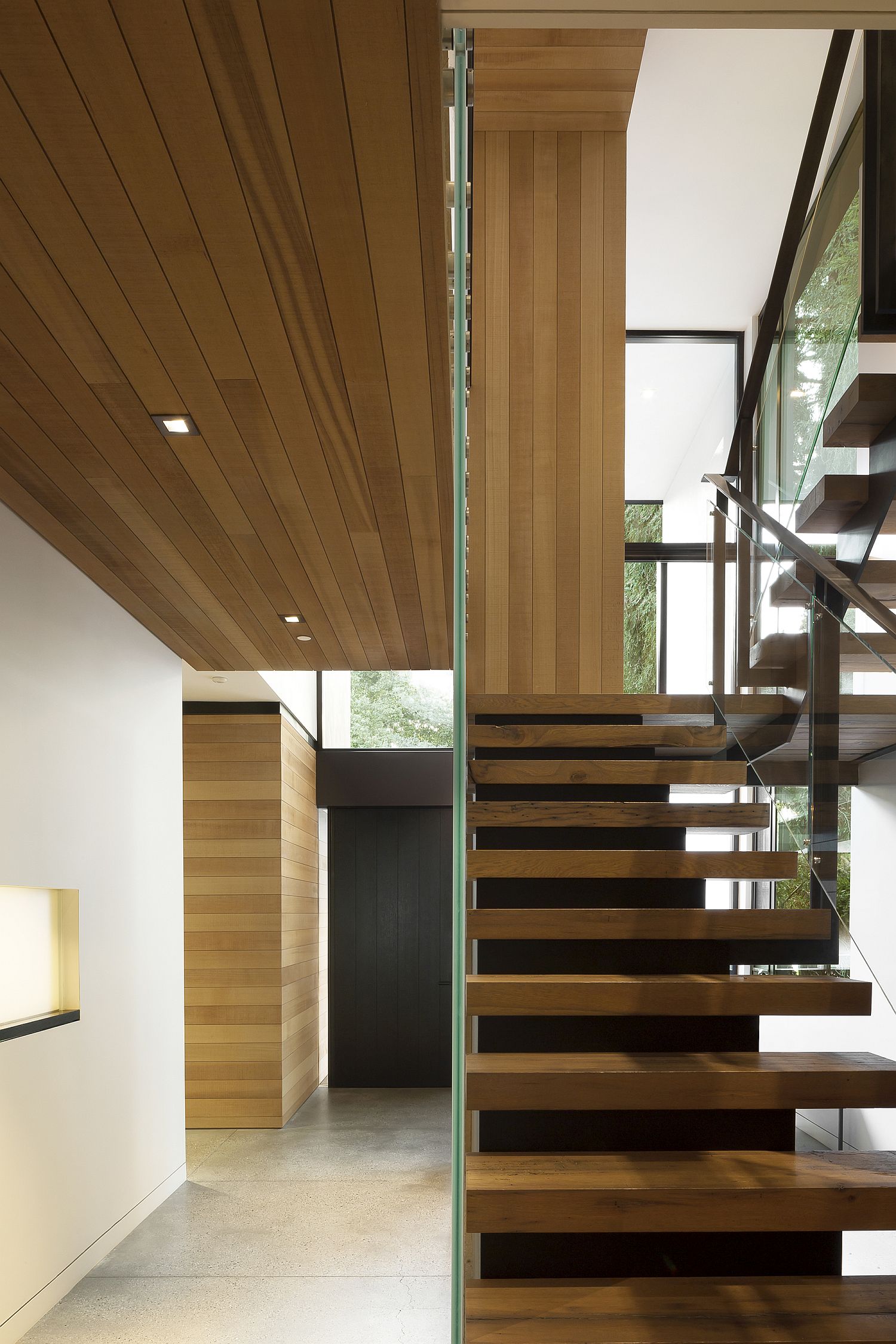 Wooden-modern-staircase-inside-the-Tree-House