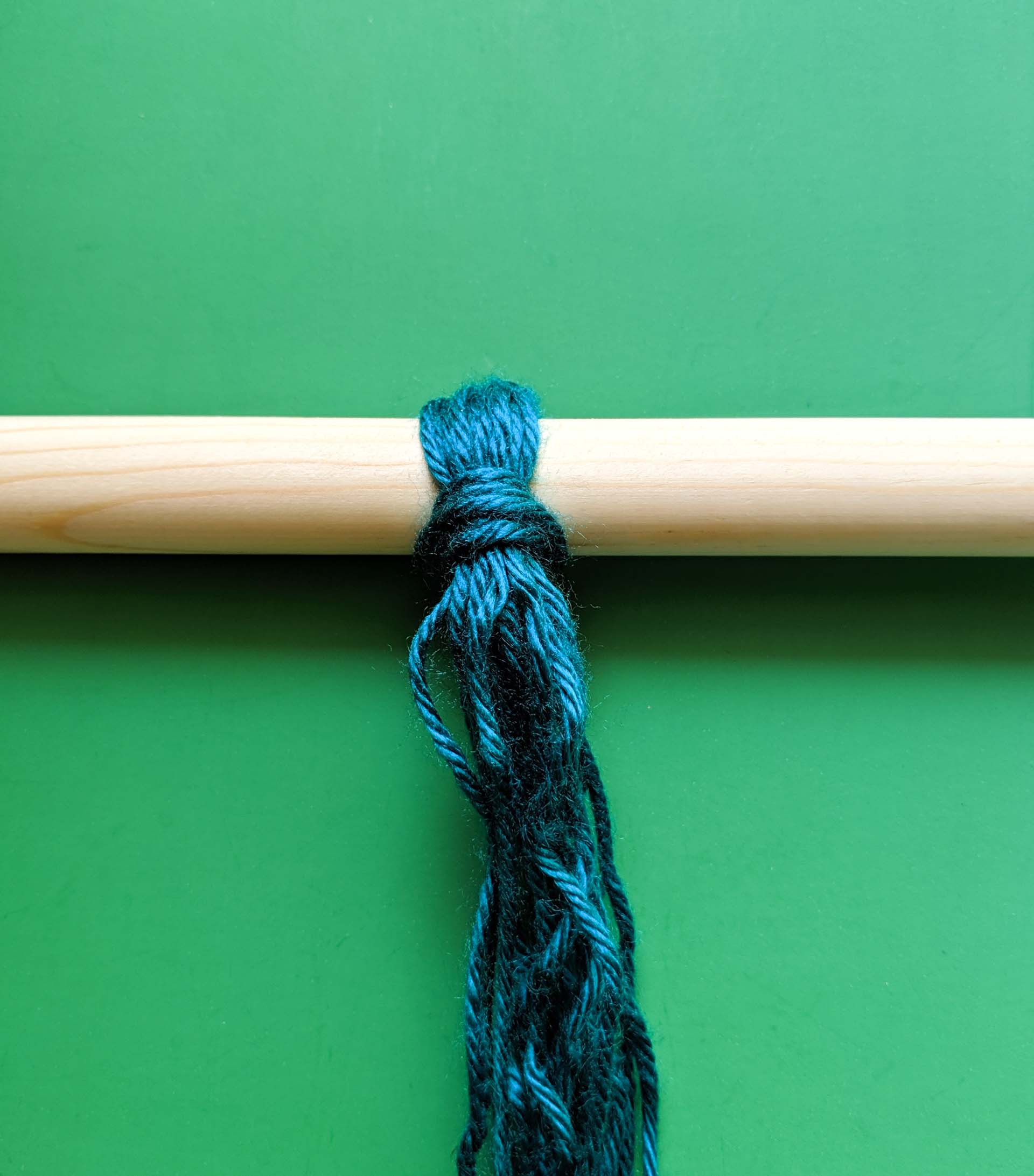 Wrapping-the-yarn-around-the-dowel