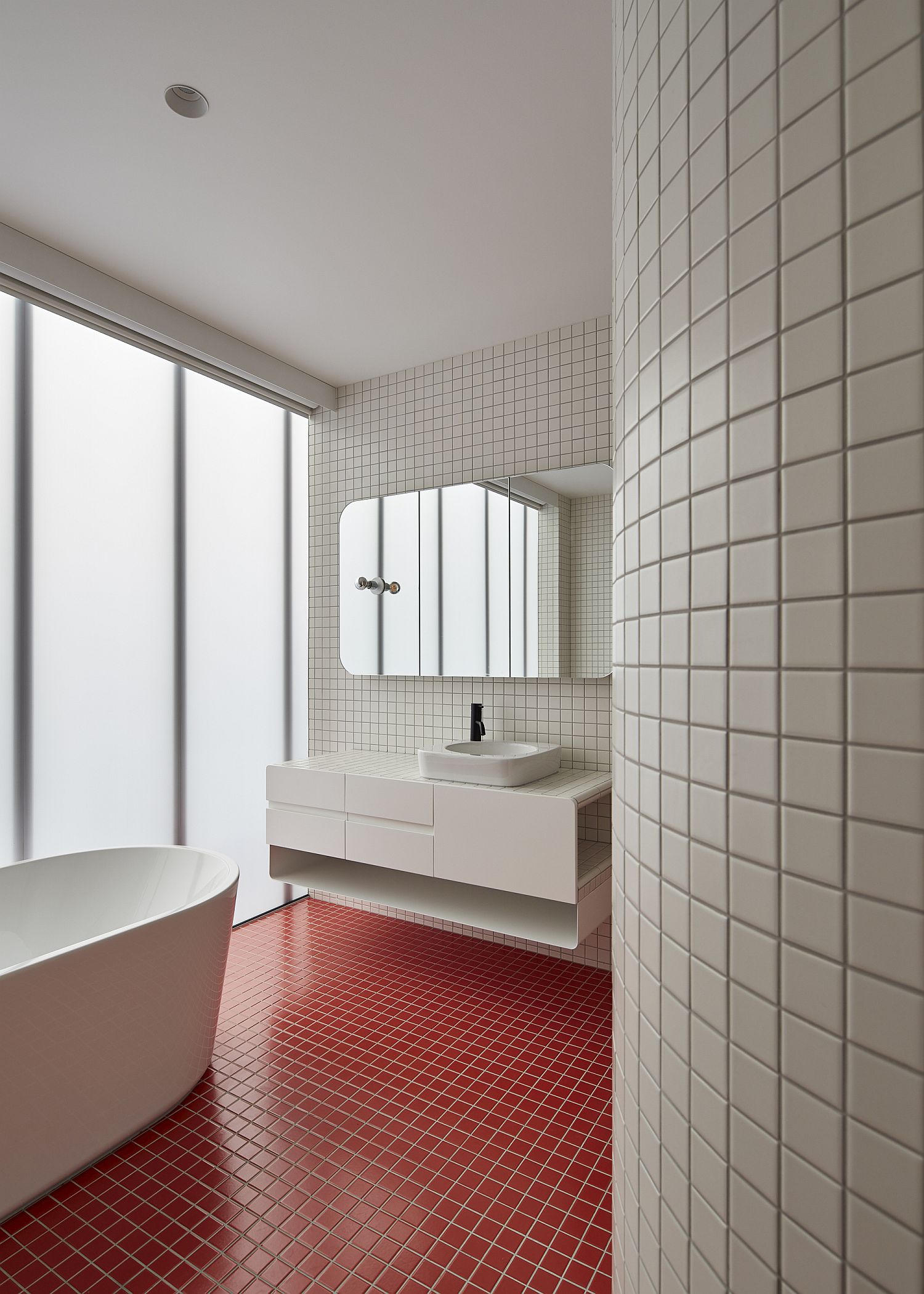 Bright red tiles for the floor in the moern white bathroom