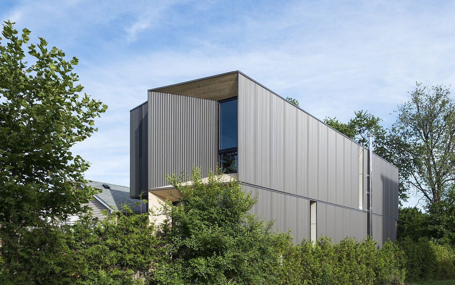 Dashing-contemporary-exterior-of-the-Tessaract-home-in-gray