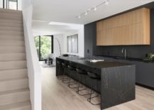 Fabulous-modern-kitchen-in-black-and-white-with-a-spacious-central-island-217x155
