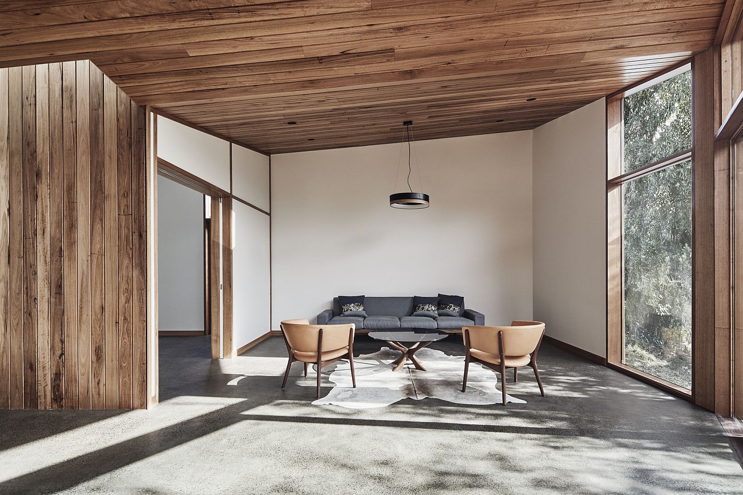 Gray-sofa-coupled-with-pink-chairs-in-the-sitting-area