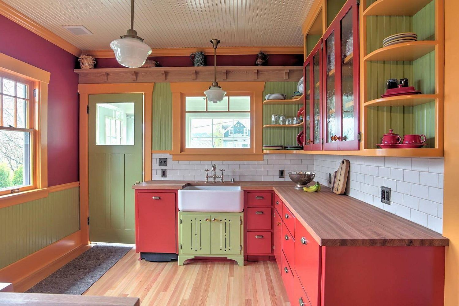 Innovative and eclectic kitchen in red, green and orange