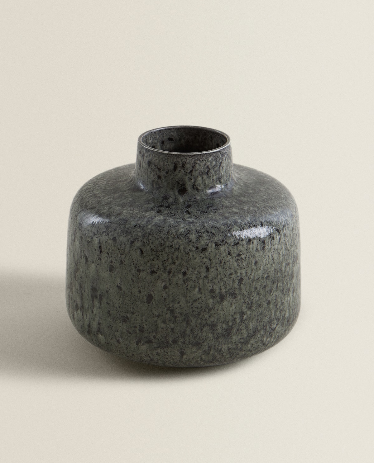 Modern-vase-in-shades-of-grey