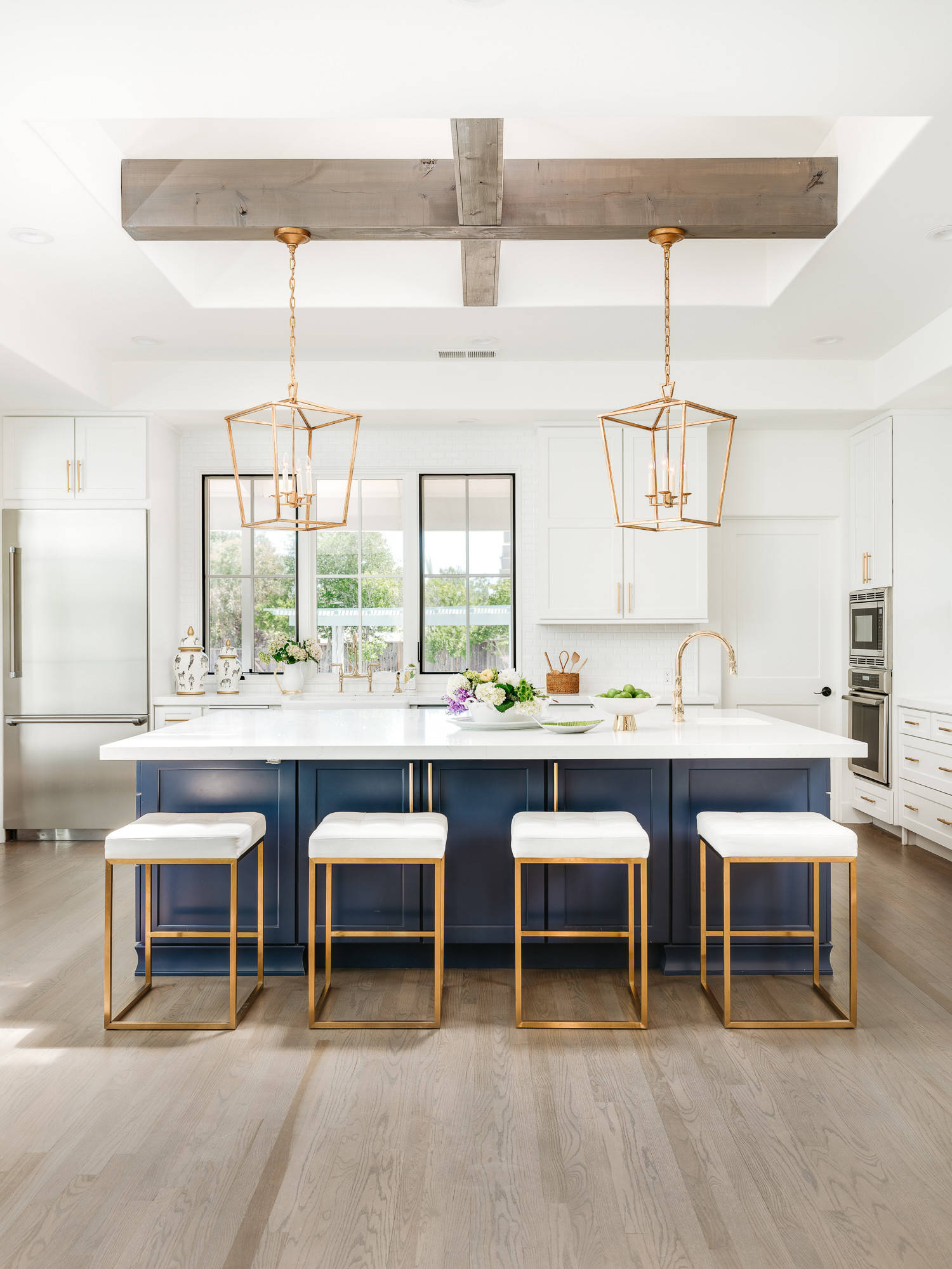 Sparkling-modern-kitchen-with-symmetry-and-style