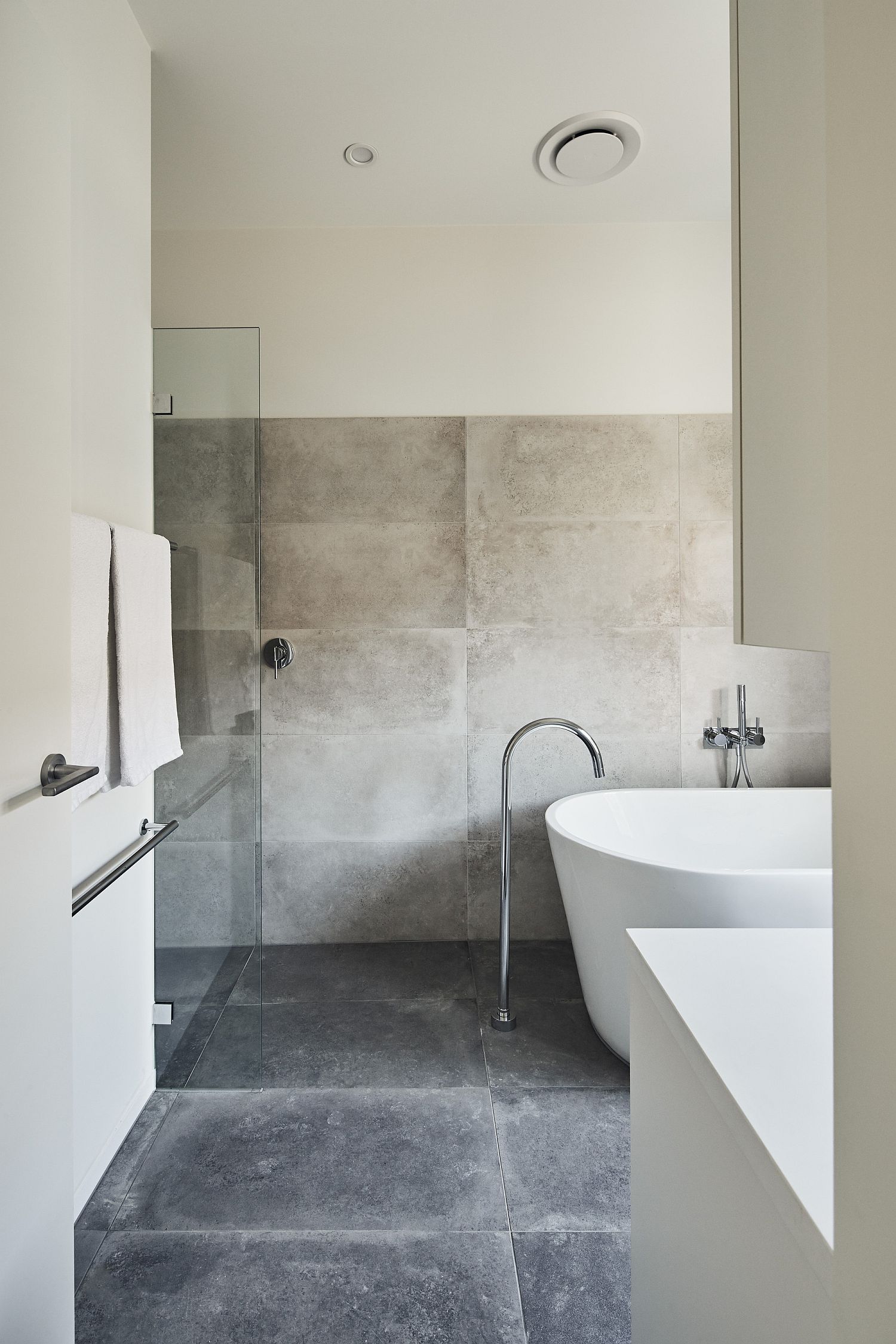 Stone-and-white-bathroom-of-the-modern-Aussie-home