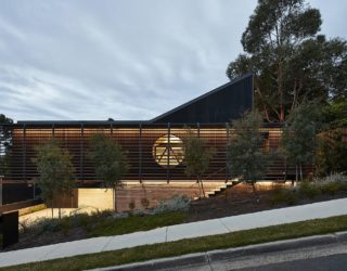 Cantilevered Family Home in Sydney Brings Privacy to Indoor-Outdoor Interplay