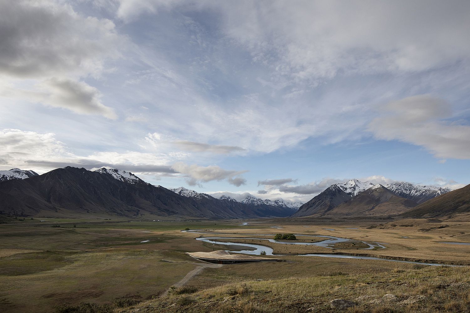 Stunning-view-of-New-Zealands-Southern-Alps-from-the-serene-retreat