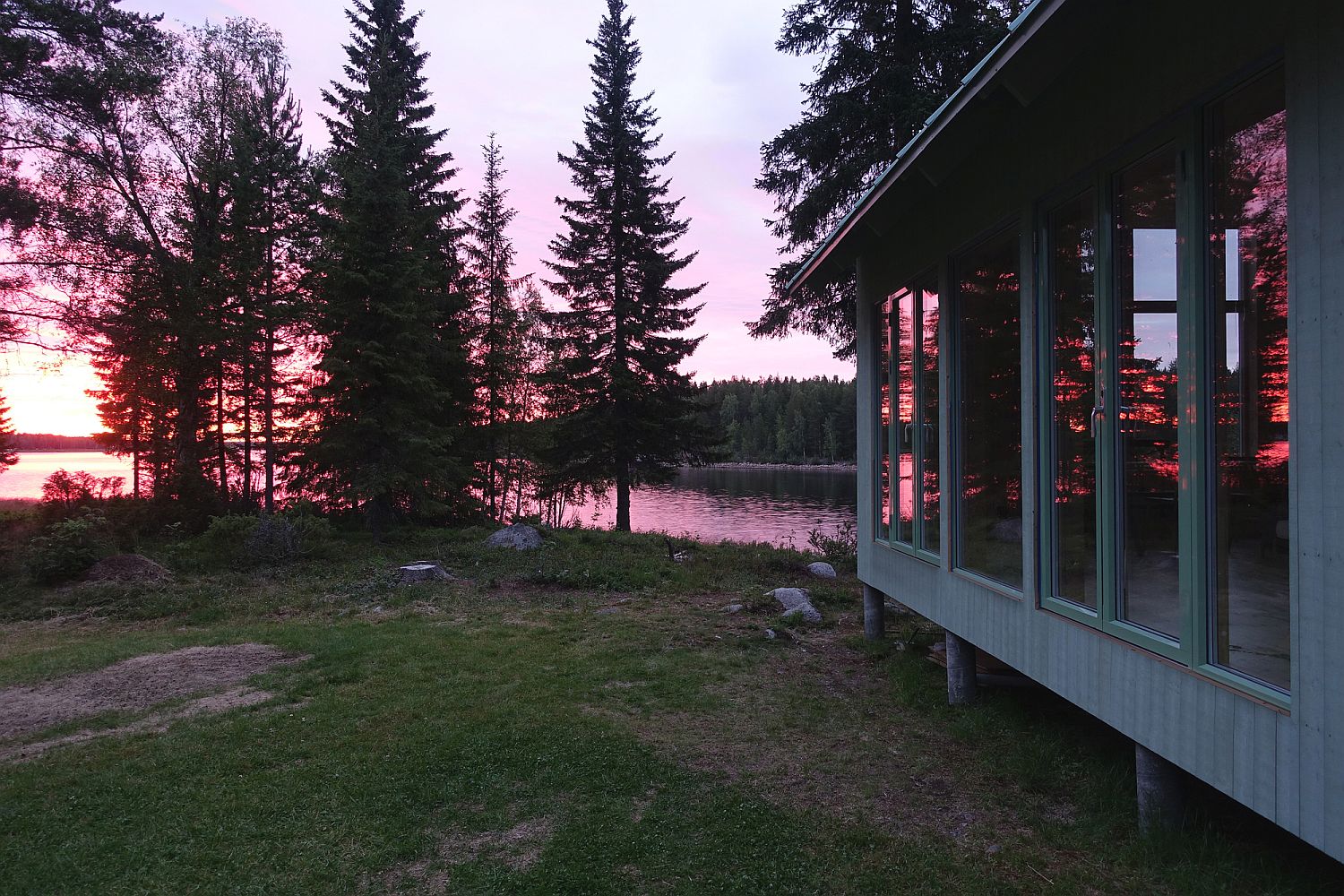 Summer-cabin-on-waters-edge-is-a-relaxing-getaway