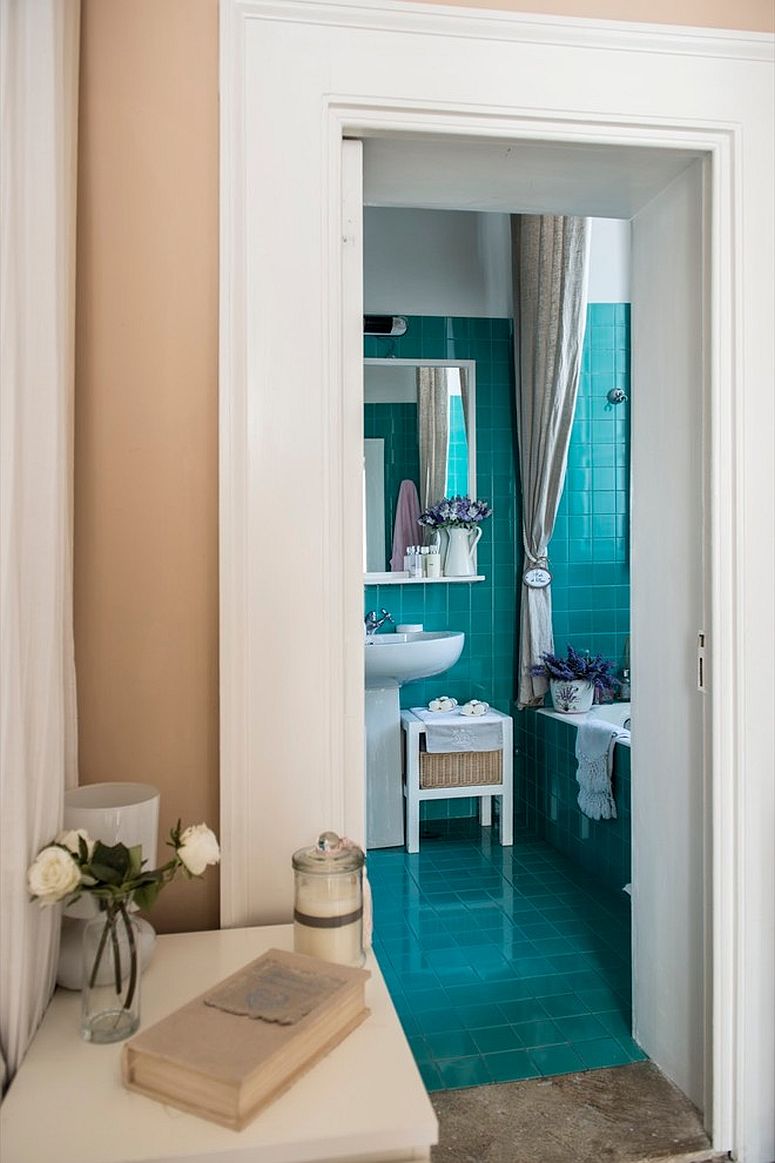 Connecting-the-small-powder-room-to-the-larger-and-brighter-bathroom-outside