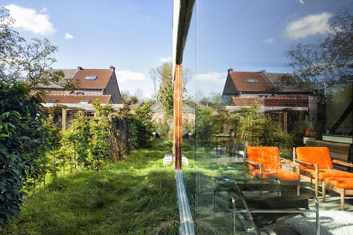 Glass walls connect the interior with the landscape outside