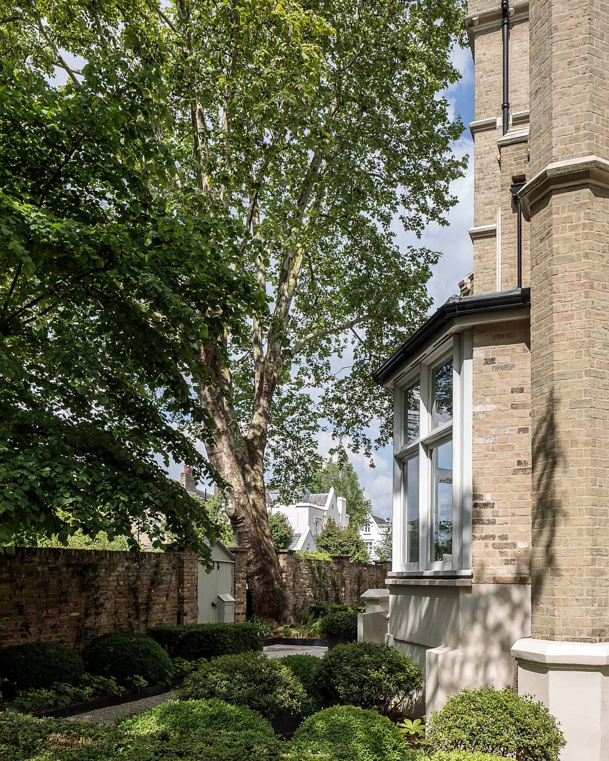 Greenery-around-the-house-gives-it-a-curated-modern-appeal