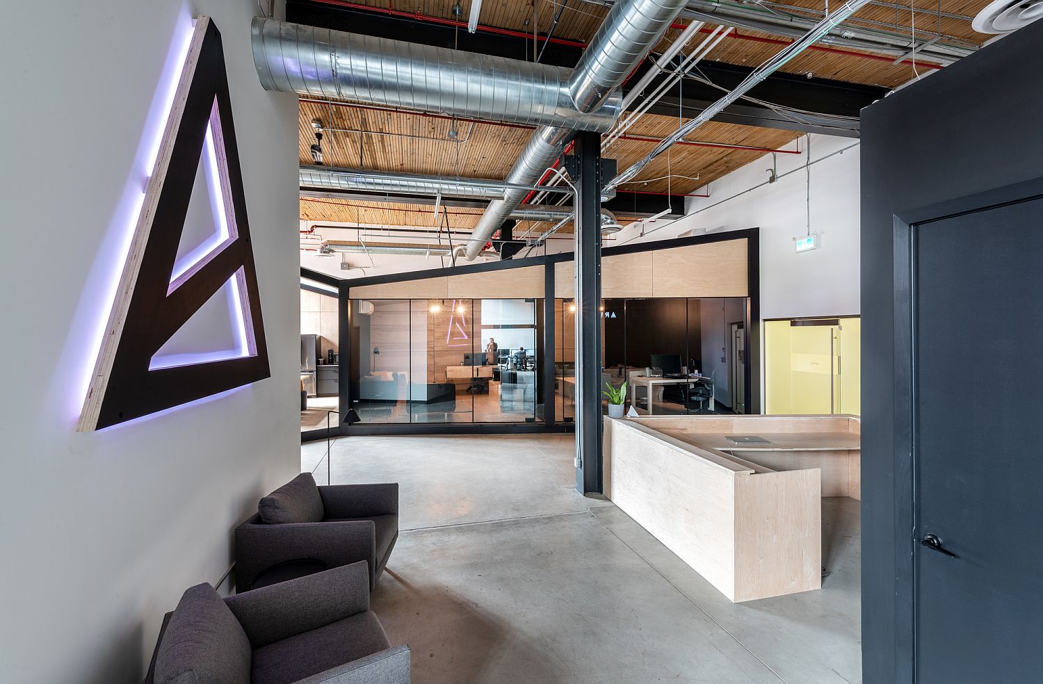 Industrial-appeal-coupled-with-modernity-inside-the-office