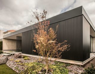 Dark and Dashing Exterior in Black: Contemporary LL House in Argentina