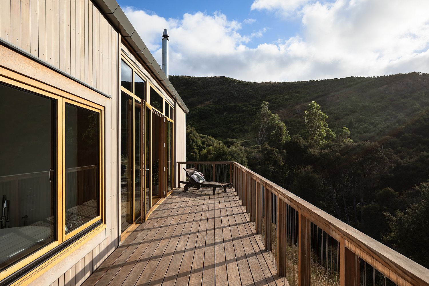 Large-deck-in-timber-of-the-New-Zealand-home-with-brilliant-views