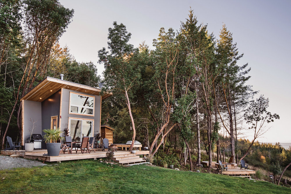 Modern-and-tiny-cabin-on-Galiano-Island-that-overlooks-lovely-scenery