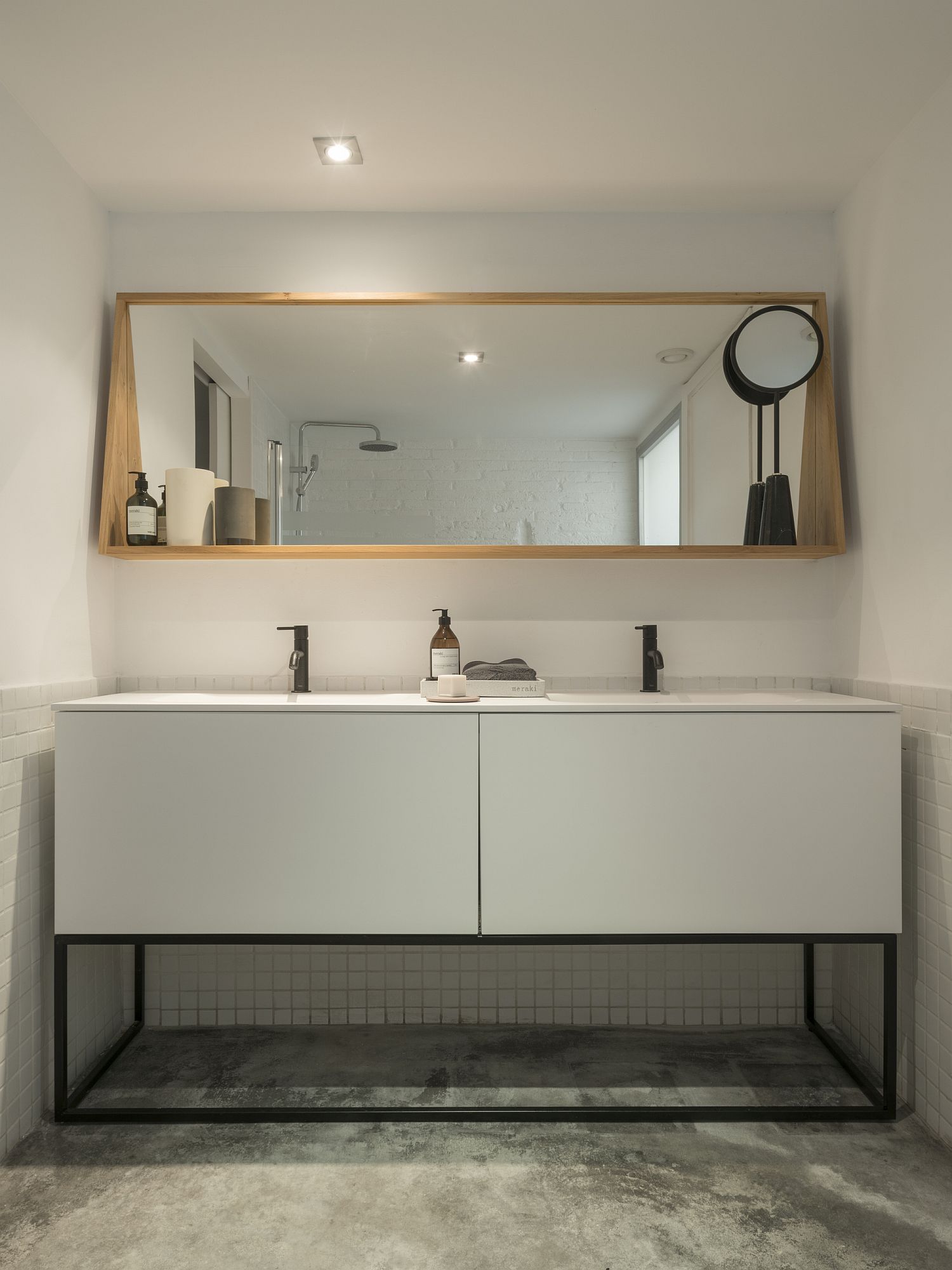 Modern bathroom in white with smart lghting