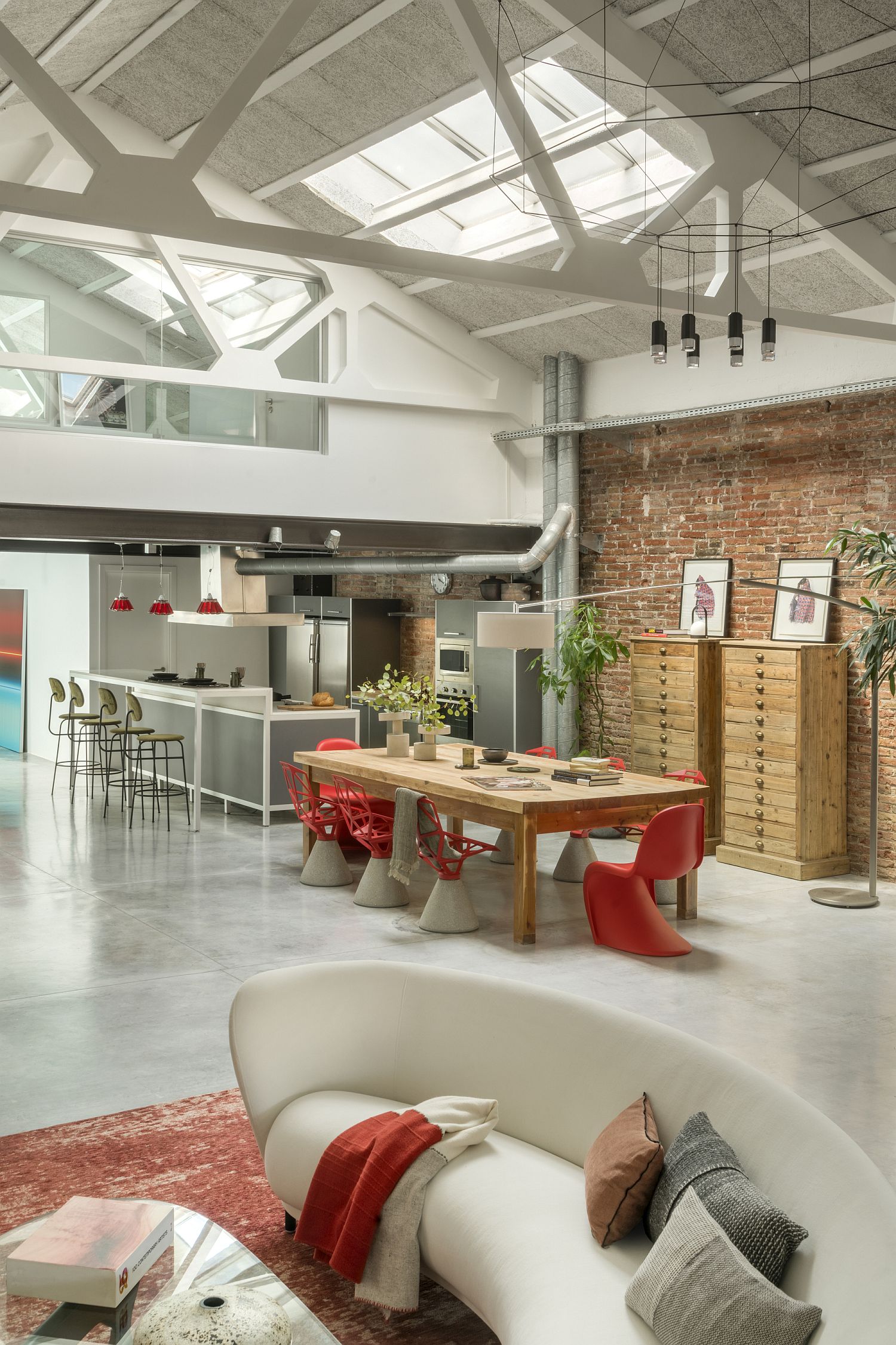 Open-plan-living-area-of-the-Poblenou-Loft