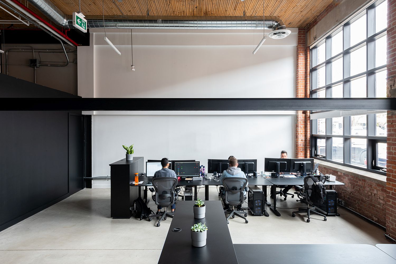 Open-work-areas-of-the-office-with-gorgeous-modern-industrial-style