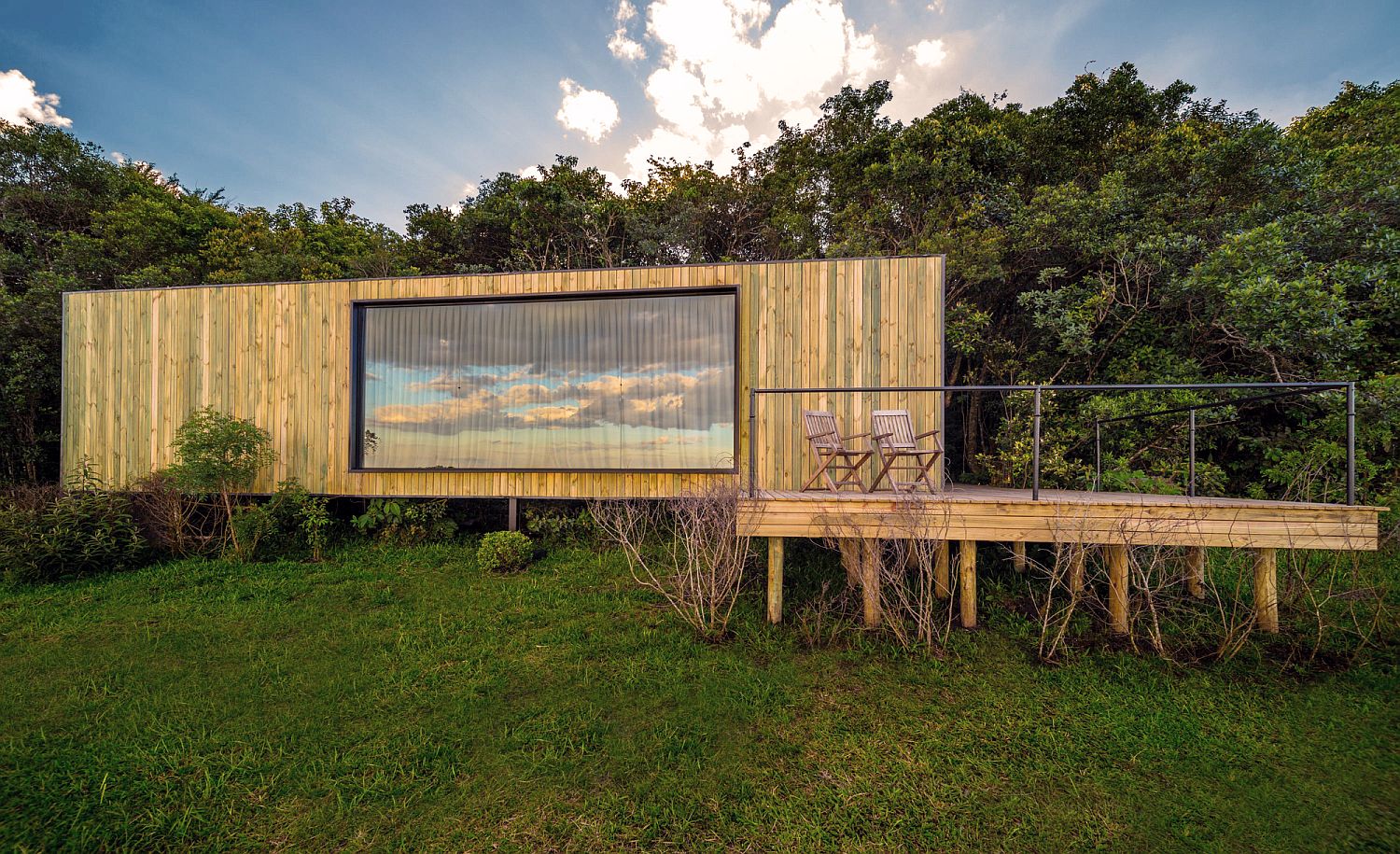 Reused Shipping Container, wood and concrete cabin in Brazil