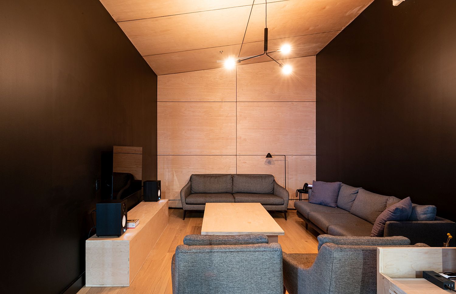 Wood-and-black-spaces-make-a-cool-statement-inside-the-office