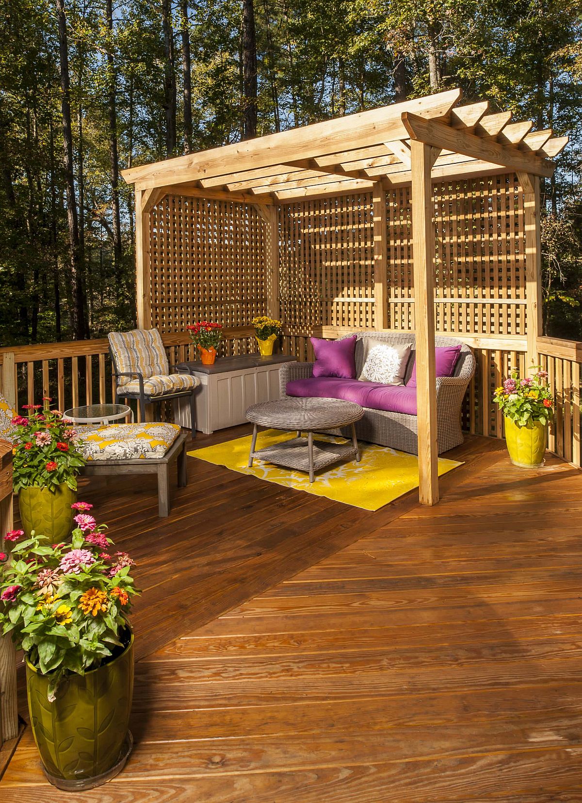 Awesome wooden pergola coupled with brilliant pops of color and flowering plants for a relaxing outdoor space