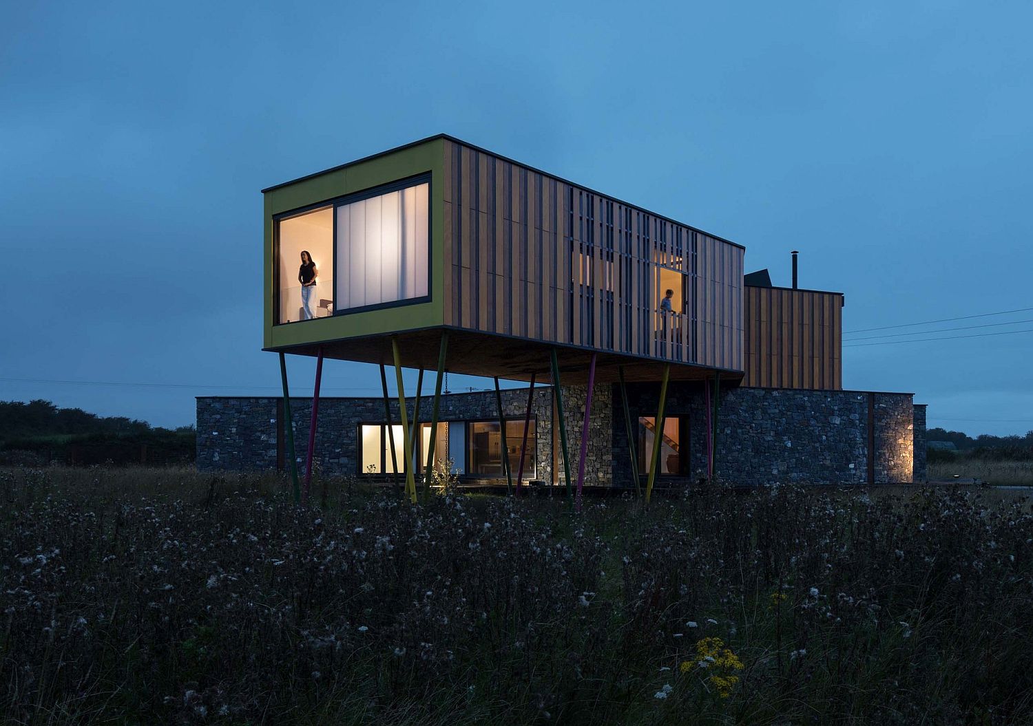 Cantilevered-upper-level-of-the-house-overlooking-the-meadows-in-the-distance