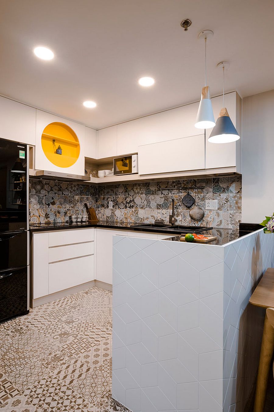 Chic pendants coupled with recessed lights in the small kitchen