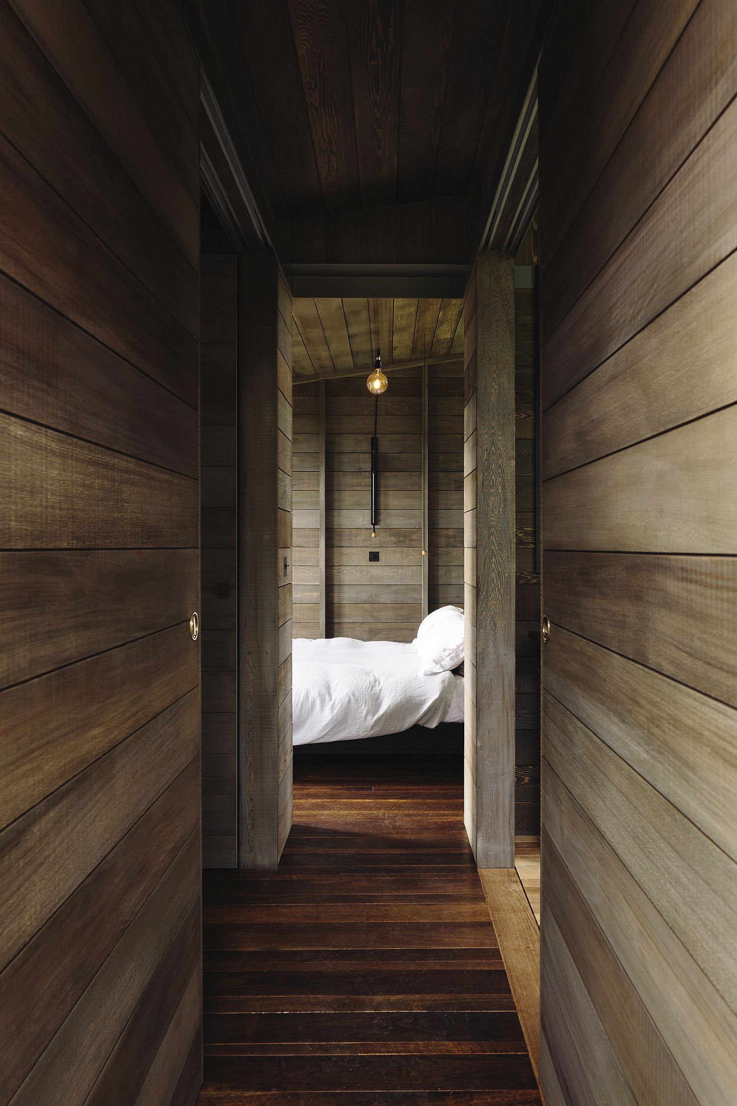 Corridors-leading-to-the-bedroom-of-the-woodsy-cabin