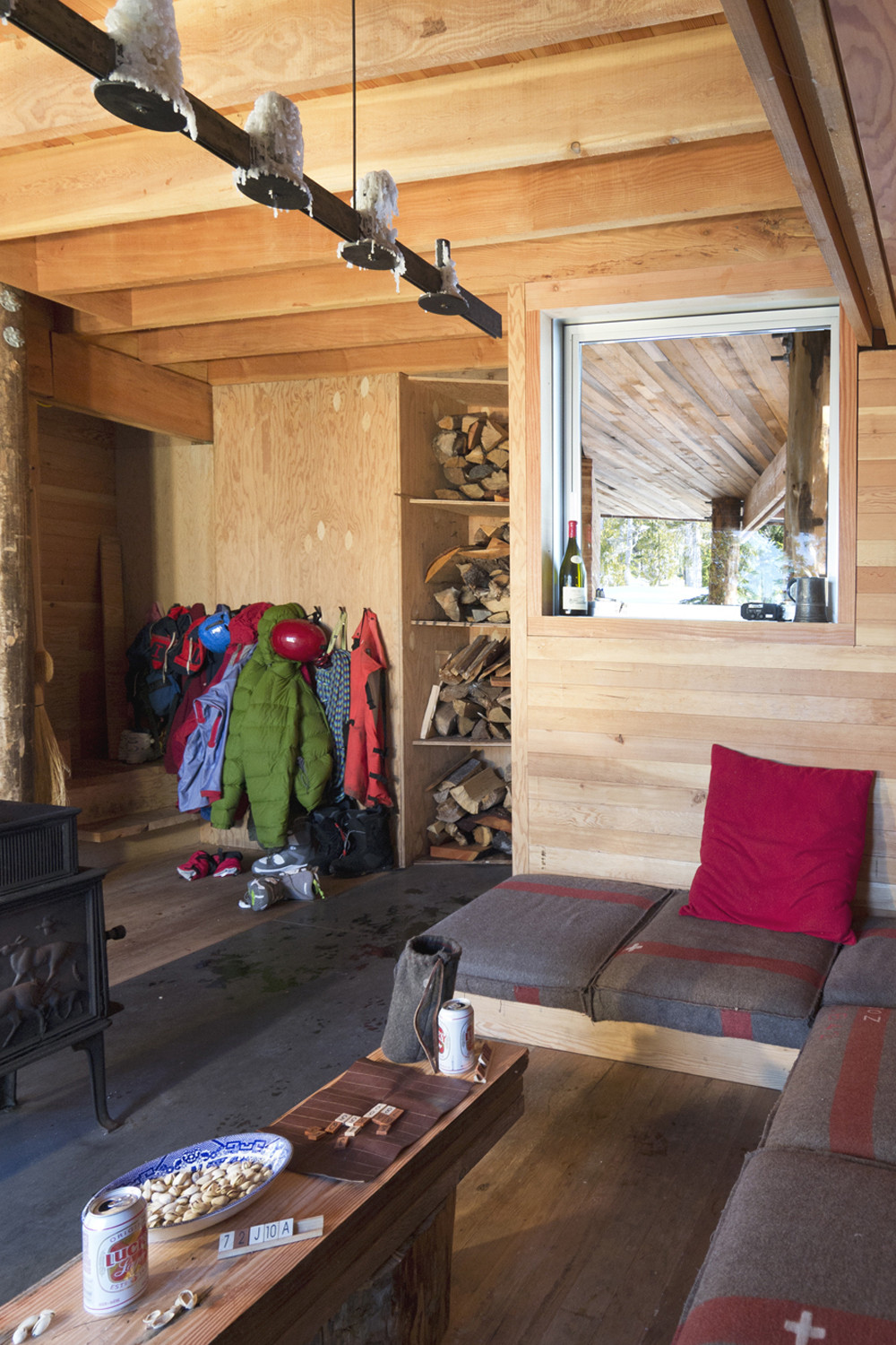 Mudroom-and-livng-area-of-the-cabin