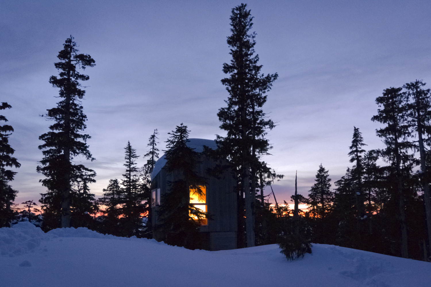 View-of-the-Alpine-Cabin-after-sunset