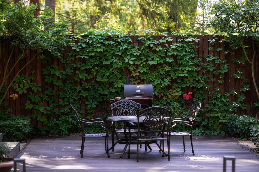 Backdrop shaped by greenery and creepers makes a big impact here