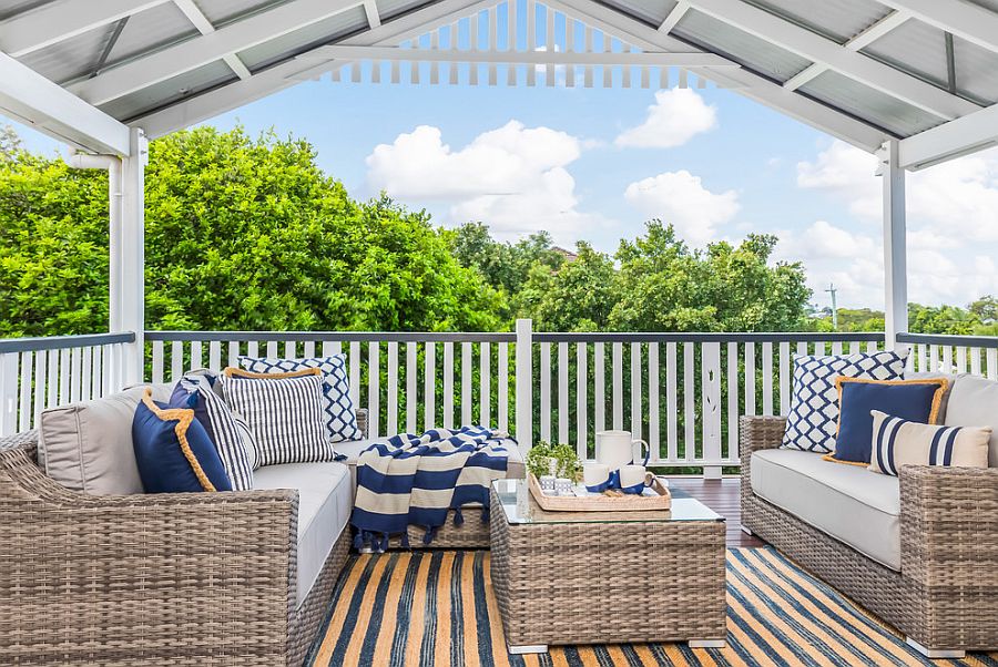 Blue-accent-pillows-for-the-beach-style-covered-deck