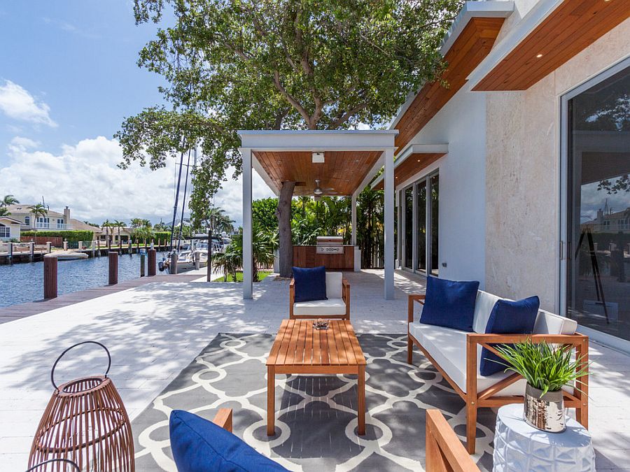 Blue-and-white-is-the-perfect-color-scheme-for-the-becah-style-deck