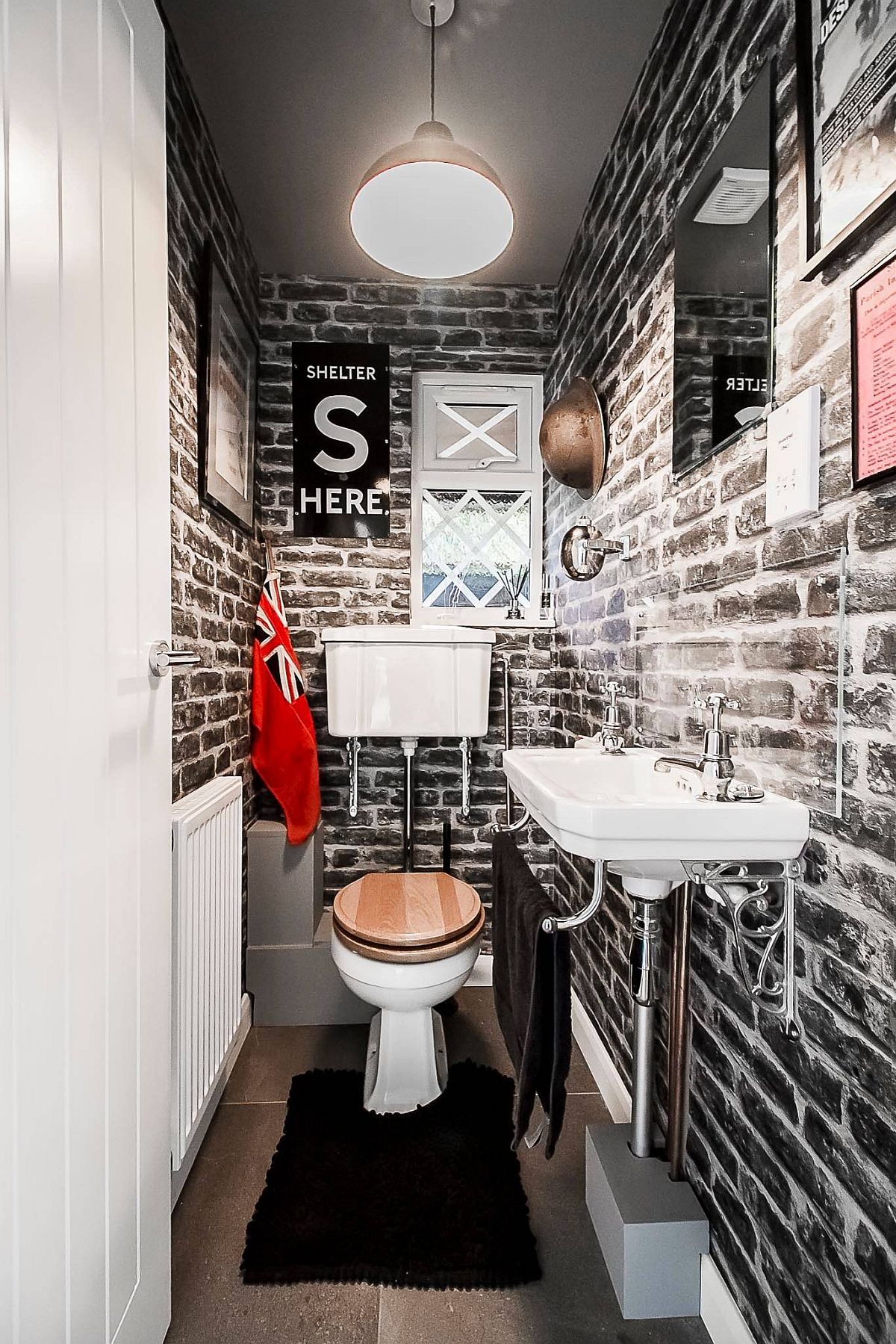 Brick-wallpaper-in-the-small-bathroom-makes-a-big-visual-impact