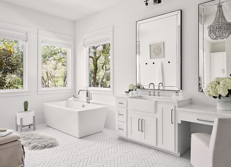 Monocromatic bathroom in white with mirrored finishes and smart lighting