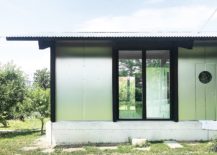 Sliding-doors-and-smart-design-combine-privacy-with-smart-garden-views-217x155