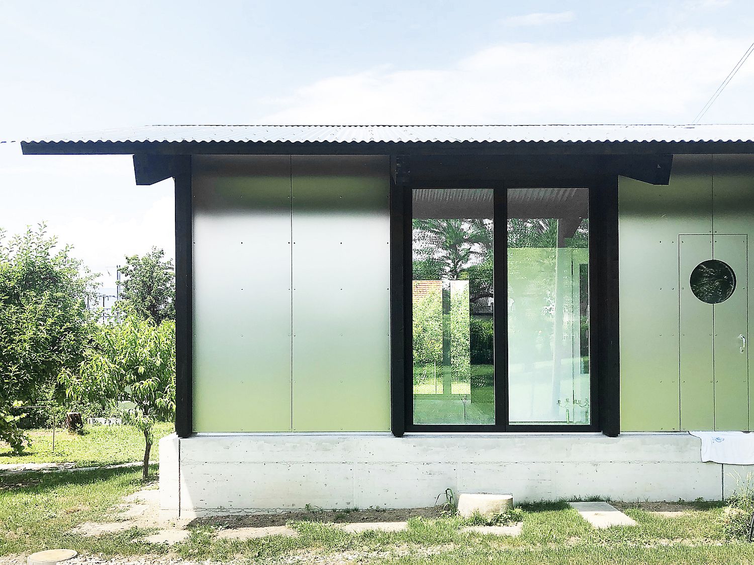 Sliding-doors-and-smart-design-combine-privacy-with-smart-garden-views
