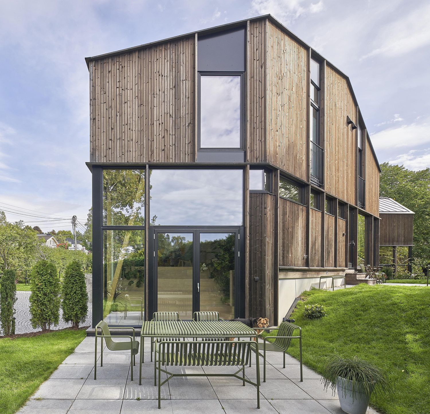 Single-Family Home Restoration in Wood Brings Together the Old and the Modern!