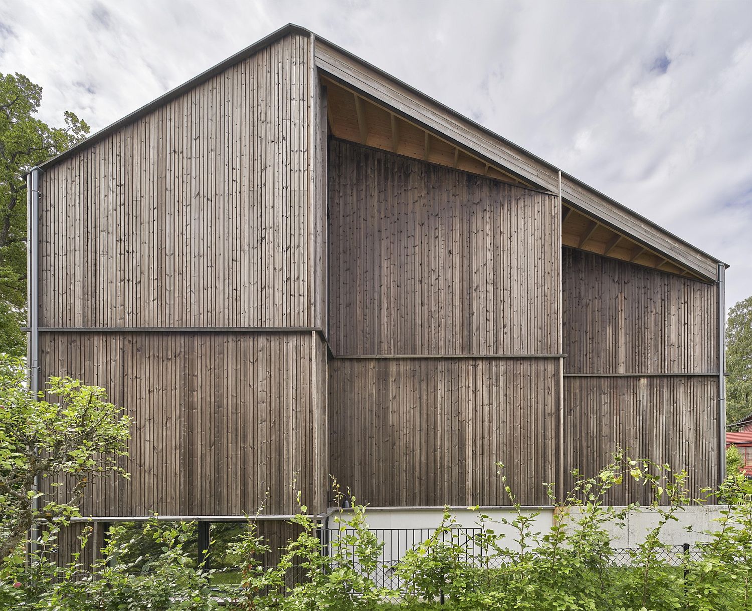 Vertical Baubuche laminated beech wood exterior of the house