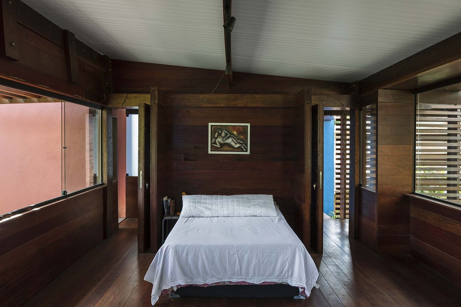 Beautiful and serene bedroom of the Brazilian home