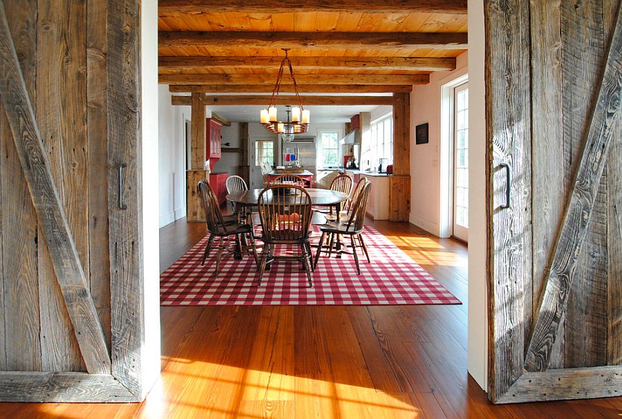 Beautiful rug with a chequered pattern is perfect for the farmhouse style dining room