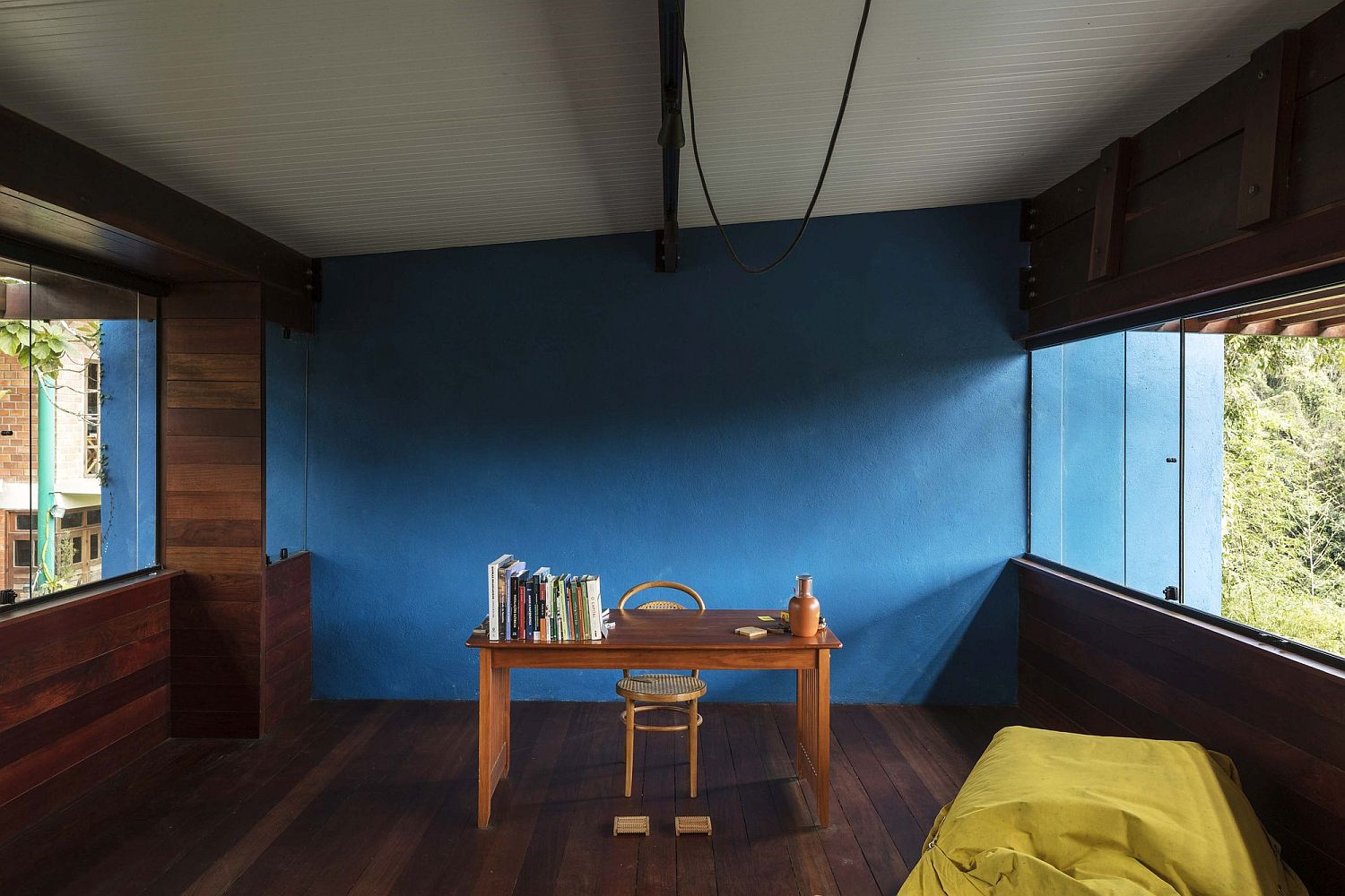 Blue-brings-color-and-brightness-to-the-interior