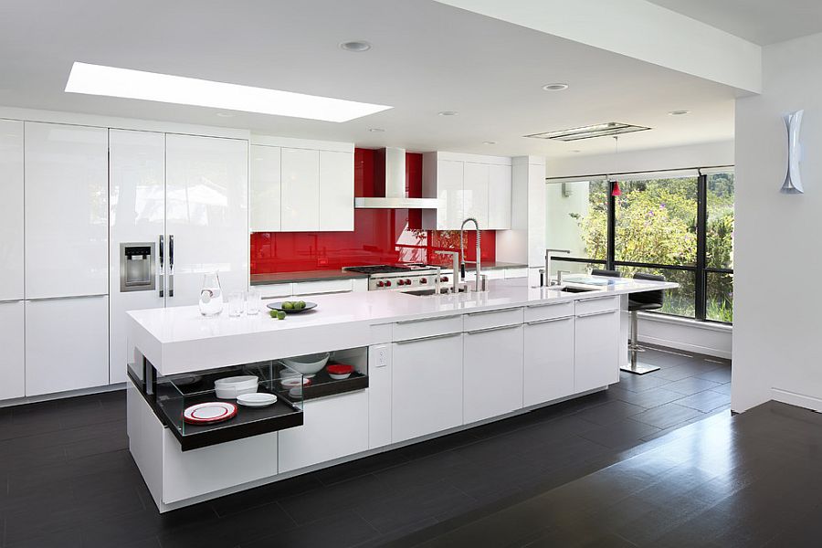 Brilliant backsplash in red for the all-white contemporary kitchen